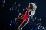 Sprælsk. Amerikanske Beyonce gav  en højenergisk og letpåklædt udgave af 'Sweet Dreams'. 