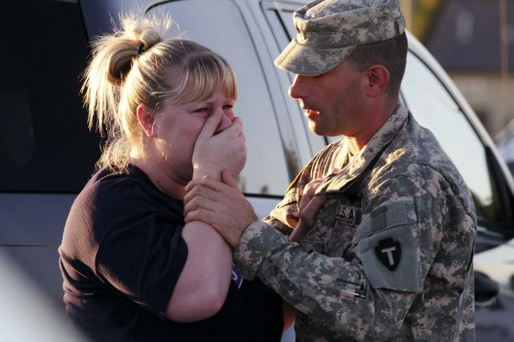 Rædsel. Sergent Anthony Sills (th.) trøster sin hustru uden for Fort Hood militærlejren efter massakren. 
