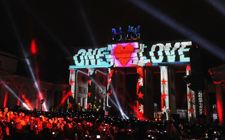 Kærlighed. 'One Love'. U2 var på hjemmebane i Berlin. 
