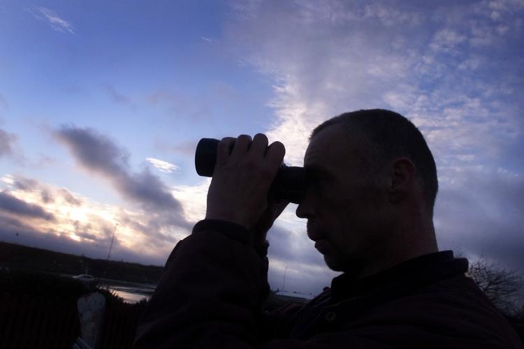 SEB Penion hyrede en privatdetektiv til at lure på en genstridig kunde. For en god ordens skyld, vil vi gerne understrege, at manden på billedet er en godmodig flyspotter... 