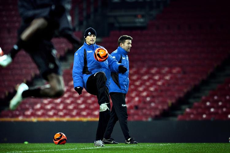 boldleg. FCK-træner Ståle Solbakken under træningen med spillerne op til kampen mod PSV. 