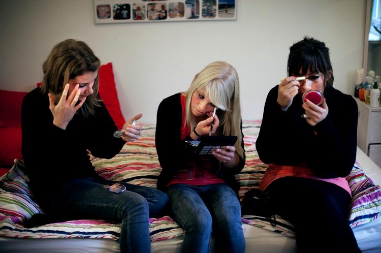 Sminkepiger. Prisen og mærket betyder mest, når teenagere køber makeup. Det er Emma Brogaard Jespersen (tv.),  Josefine Rosholm Larsen og Sima Tayfeh enige om.  Foto: Tobias  Selnæs Markussen 