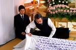 De japanske klædedragter skal lægges i de rette folder, når den døde skal sendes af sted på sin sidste rejse. Daigo (tv.) spilles af Masahiro Motoki. Foto: Miracle Film 