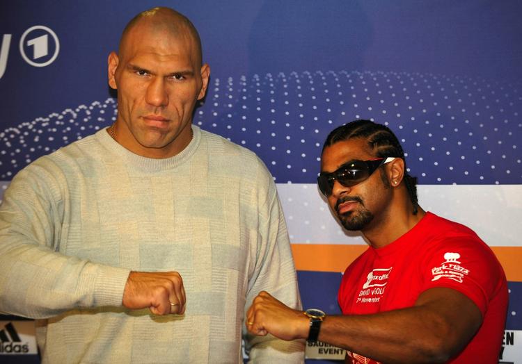 'The Beast' på 2 meter og 13 centimeter kæmper lørdag om verdensmesterskabet i sværvægtsboksning mod udfordreren 'The Hayemaker' på 1 meter og 90 centimeter. 