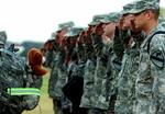 Salut. En velkendt situation i Fort Hood: Soldater hylder kammerater, der vender hjem fra tjeneste i Irak eller Afghanistan. En bamse opmuntrer soldaterne. 