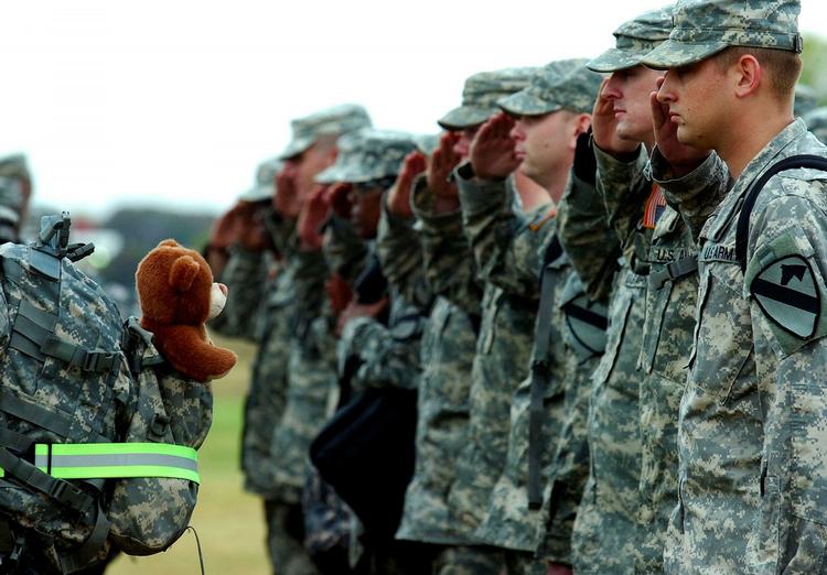 Salut. En velkendt situation i Fort Hood: Soldater hylder kammerater, der vender hjem fra tjeneste i Irak eller Afghanistan. En bamse opmuntrer soldaterne. 
