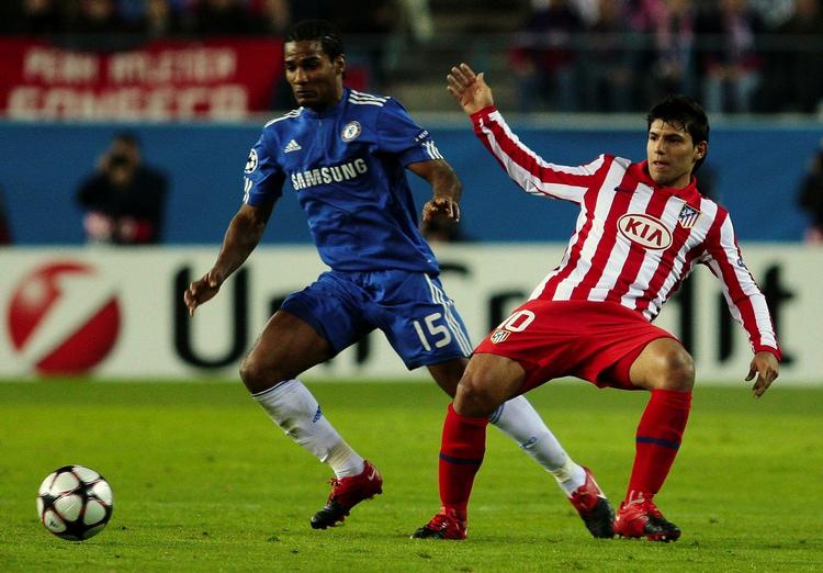 Holdkammerater? Chelseas Florent Malouda (til venstre) kan allerede til januar få selskab af Atletico Madrid-angriberen Sergio Agüero i Chelsea-truppen. Den argentinske målmager er adskillige gange blevet sat i forbindelse med et skifte til den store London-klub. 