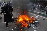 En kvindelig demonstrant protesterer mod regeringen under demonstrationen i onsdags i Teheran. Begivenheden skulle markere 30-årsdagen for besættelsen af den amerikanske ambassade. 