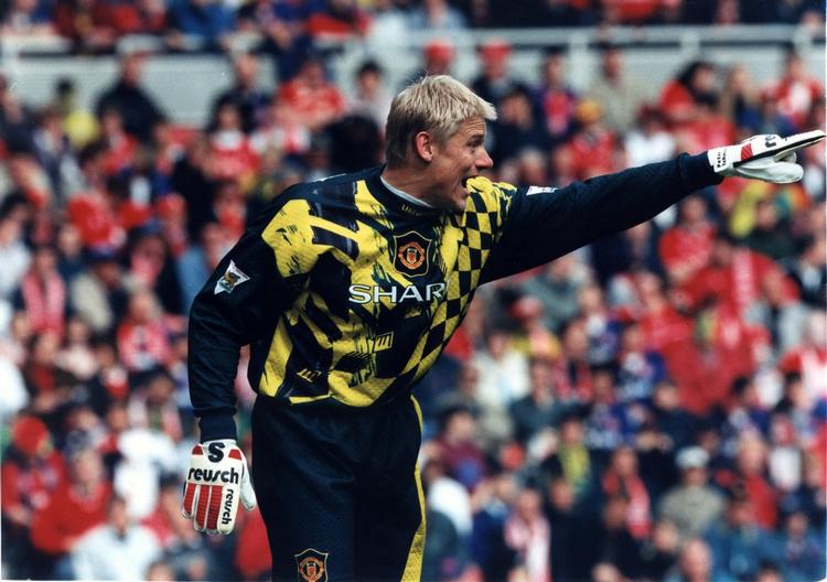 hyldest. Peter Schmeichel i velmagtsdagene som den styrende og råbende målmand bag Manchester Uniteds forsvar. Arkivfoto. 