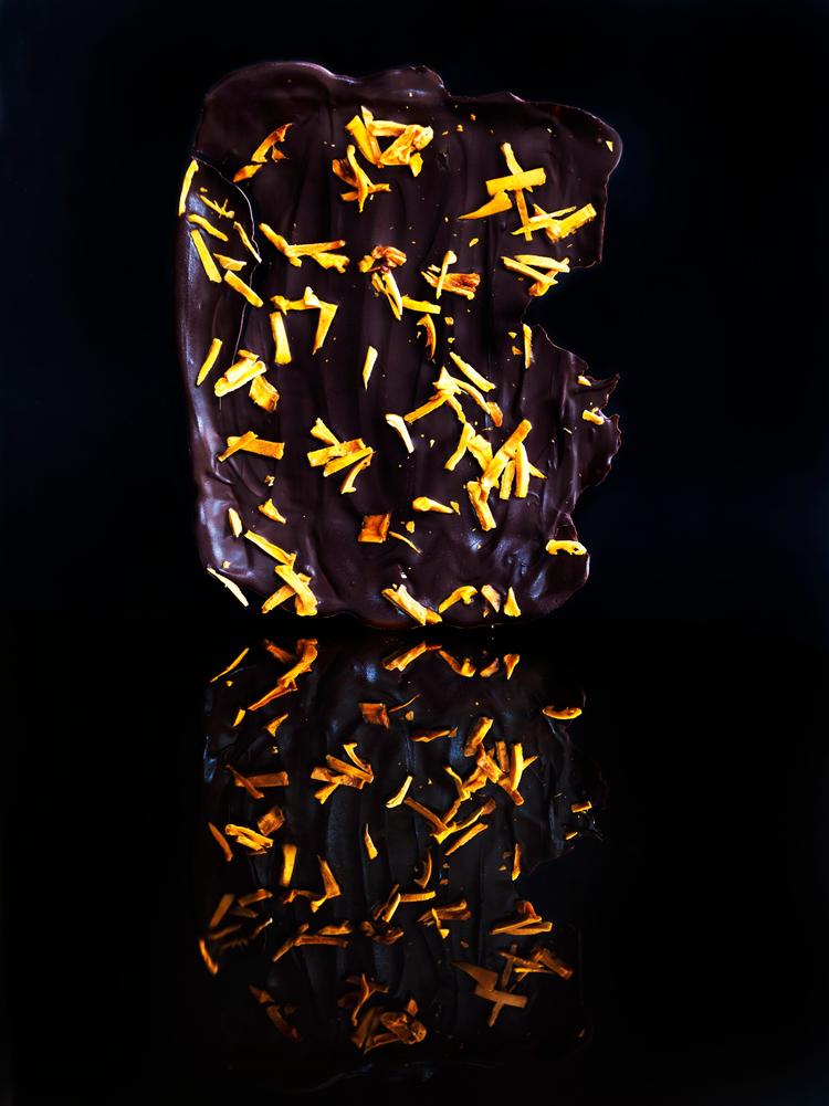 Hjemmelavet  pålægschokolade med tørret mango. Foto: Columbus Leth. 