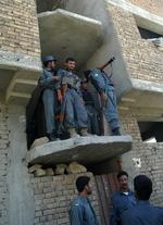 Afghanistan. Det afghanske politi står på en balkon efter at have kæmpet med talebanske militser i Kabul i august 2009. 