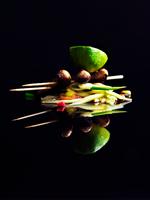 Grøn mangosalat med peanuts, tørrede rejer, lime og grillede pølser. Foto: Columbus Leth. 