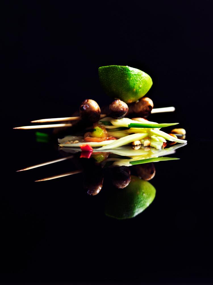 Grøn mangosalat med peanuts, tørrede rejer, lime og grillede pølser. Foto: Columbus Leth. 