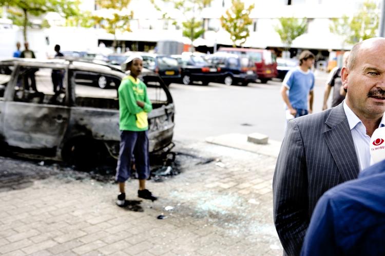 Uro. Odenses borgmester, Jan Boye, besøgte Vollsmose, dagen efter urolighederne, hvor der blev brændt biler af og skudt mod politiet. (Arkivfoto) 