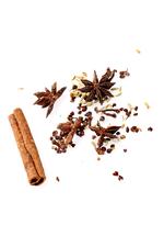 Stjerneanis er  de smukke blomsterlignende stjerner, kanelbarken krøller sig sammen, fennikelfrøene er lyse, nellikerne er  lange og mørkbrune, og de små røde og runde korn er sichuanpeber.  Foto: Rune Pedersen 