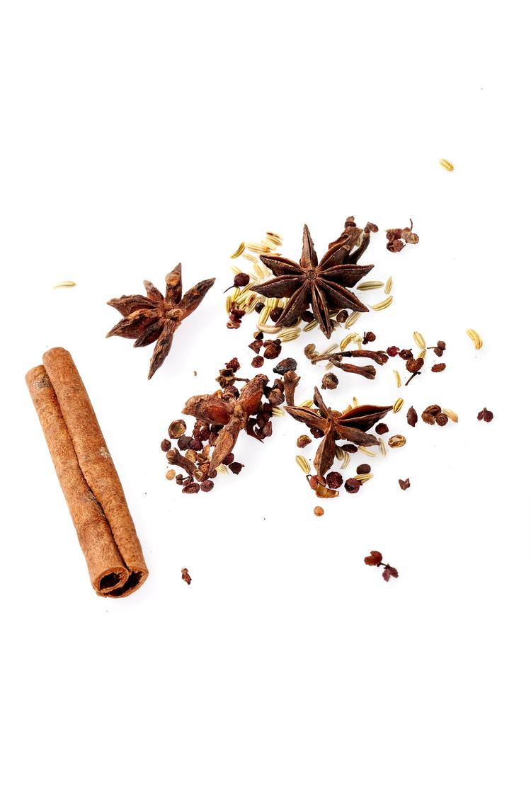 Stjerneanis er  de smukke blomsterlignende stjerner, kanelbarken krøller sig sammen, fennikelfrøene er lyse, nellikerne er  lange og mørkbrune, og de små røde og runde korn er sichuanpeber.  Foto: Rune Pedersen 