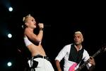 Upassende. Gwen Stefani her sammen med bassisten Tony Kanal og de øvrige No Doubt-medlemmer har lagt sag an mod firmaet bag spilsuccesen Guitar Hero. De vil ikke finde sig i at synge om prostituerede i spillet, siger de. 