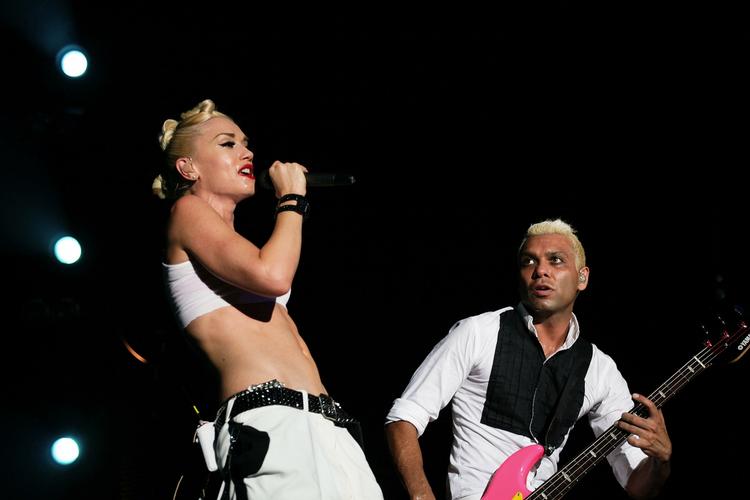 Upassende. Gwen Stefani her sammen med bassisten Tony Kanal og de øvrige No Doubt-medlemmer har lagt sag an mod firmaet bag spilsuccesen Guitar Hero. De vil ikke finde sig i at synge om prostituerede i spillet, siger de. 