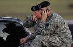 KAMMERATSKAB. To soldater venter på nyt fra deres kammerater, efter et voldsomt skyderi på en militærbasen Fort Hood  i Texas. 