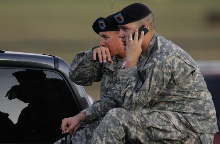 KAMMERATSKAB. To soldater venter på nyt fra deres kammerater, efter et voldsomt skyderi på en militærbasen Fort Hood  i Texas. 