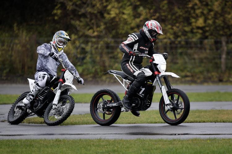 Elektrificering. To motorcykler drevet af strøm ved fremvisningen i dag. 