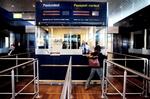 Paskontrol. Folk med forfalskede pas har nem adgang til Danmark, fordi paskontrollen mangler automatisk adgang til Interpols database. Arkivfoto: Thomas Borberg 