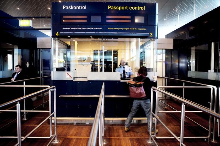 Paskontrol. Folk med forfalskede pas har nem adgang til Danmark, fordi paskontrollen mangler automatisk adgang til Interpols database. Arkivfoto: Thomas Borberg 