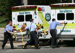 Et af ofrene for gårdsdagens skyderi i Orlando i Florida køres væk i en ambulance. 