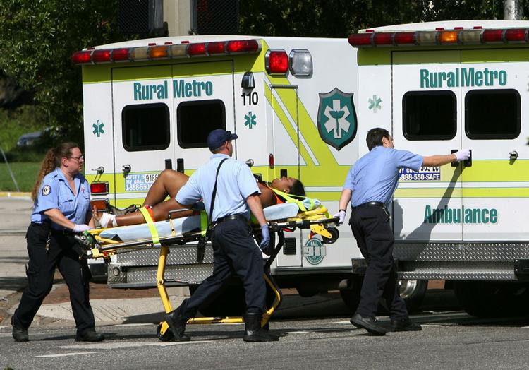 Et af ofrene for gårdsdagens skyderi i Orlando i Florida køres væk i en ambulance. 