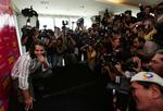 Stjernekrig. Fotograferne står næsten på hovedet for at få et godt billede af den mexicanske skuespiller Diego Luna. I løbet af de seneste ti år er det især historier om de kendte og de kriminelle, der er er blevet eftertragtede. Foto: Gregory Bull 