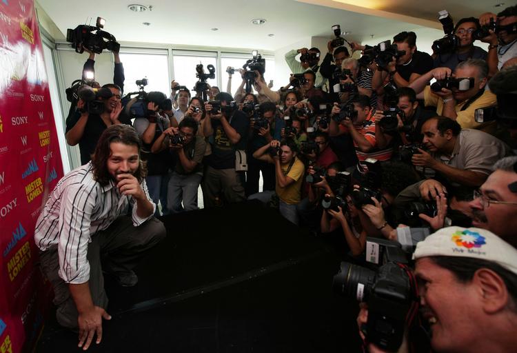 Stjernekrig. Fotograferne står næsten på hovedet for at få et godt billede af den mexicanske skuespiller Diego Luna. I løbet af de seneste ti år er det især historier om de kendte og de kriminelle, der er er blevet eftertragtede. Foto: Gregory Bull 
