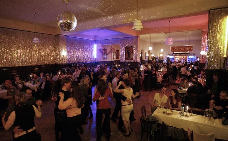 Fest. Clärchens Ballhaus ser stort set ud, som det gjorde før Berlinmurens fald. 