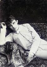 Den unge bang. Dette fotografi af Herman Bang stammer fra en samling på otte fotografier, hvoraf fire ikke tidligere er blevet registreret. Dette er taget i begyndelsen af 1880'erne.