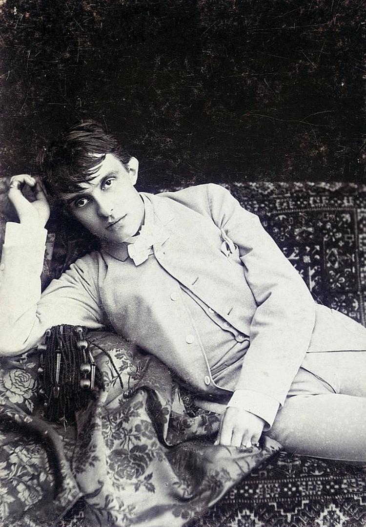 Den unge bang. Dette fotografi af Herman Bang stammer fra en samling på otte fotografier, hvoraf fire ikke tidligere er blevet registreret. Dette er taget i begyndelsen af 1880'erne.