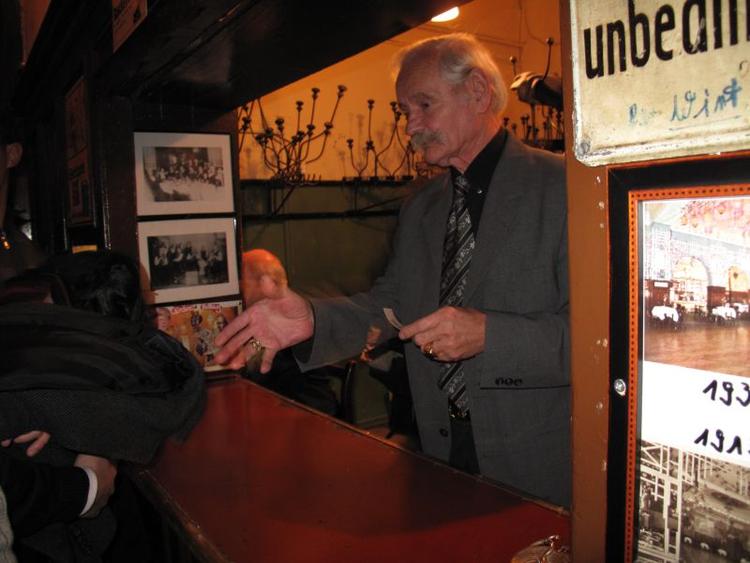 Østberliner. Günther Schmidtke har arbejdet på dansebaren i 43 år. Garderoben er pyntet med gamle billeder af stedets dansesal. 