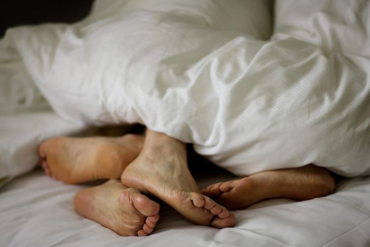 Sex. Ifølge FDA får kvinder med lav sexlyst ikke mere af den ved at tage Flibanserin - kvindernes svar på Viagra. 