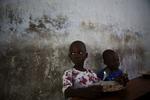 MAD. FN's World Food Program står i spidsen for projekter over hele verden. Her nyder to børn fra Hiati godt af hjælpen. Arkivfoto. 
