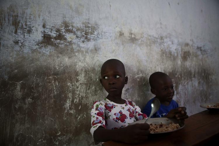 MAD. FN's World Food Program står i spidsen for projekter over hele verden. Her nyder to børn fra Hiati godt af hjælpen. Arkivfoto. 