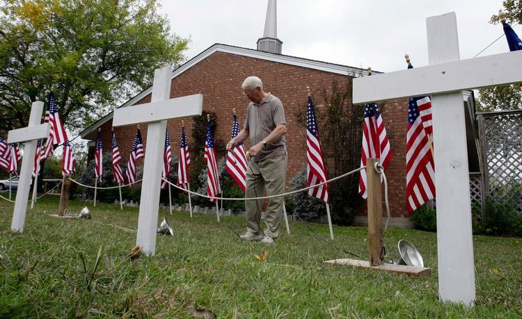 Kordegn Bob Butler forbereder en mindegudstjeneste efter massakren i Fort Hood. 