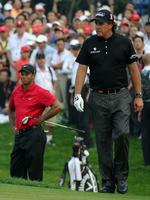 giganter. En par på siodste hul sikrede Phil Mickelson (th.) sejren i Shanghai, hvor Tiger Woods (tv.) blev nummer seks. 