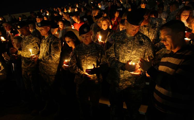 Sorg. Soldater med levende lys mindes de døde og sårede fra massakren på Fort Hood i Texas. 