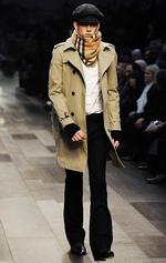 Klassiker. Burberry opfandt trenchcoaten under Første Verdenskrig. I år er de nyeste modeller blevet vist frem ved modeugen i Milano i januar. 