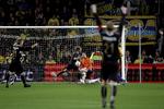 Surt. Kort før Tim Janssen kunne juble over sit 2-1 mål, mener Brøndbys Thomas Rasmussen, at spillet skulle have været stoppet. 