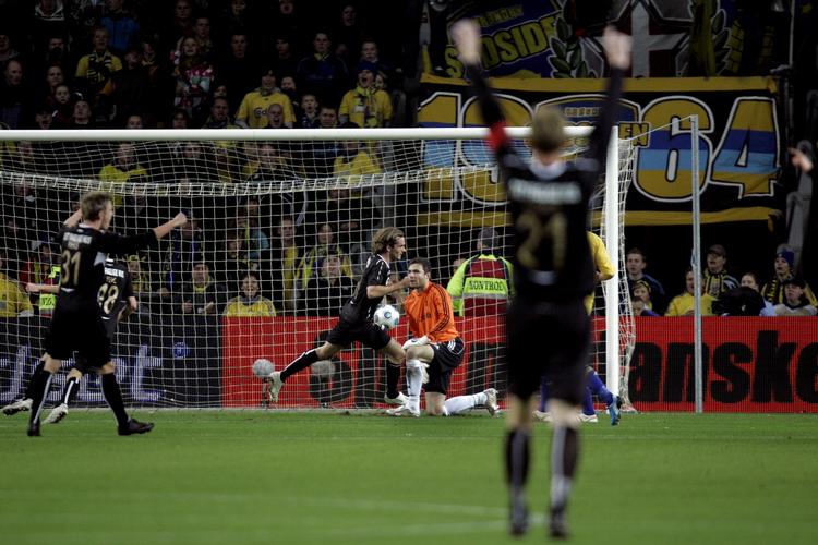 Surt. Kort før Tim Janssen kunne juble over sit 2-1 mål, mener Brøndbys Thomas Rasmussen, at spillet skulle have været stoppet. 
