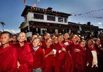 Idoljagt. Unge buddhistmunke prøver at få et glimt af Dalai Lama ved hans ankomst til Tawangklostret i det nordøstlige Indien. Foto: Manish Swarup/AP 