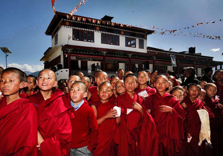 Idoljagt. Unge buddhistmunke prøver at få et glimt af Dalai Lama ved hans ankomst til Tawangklostret i det nordøstlige Indien. Foto: Manish Swarup/AP 