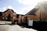 følge asylchef Jørgen Chemnitz står flygtningene i timelange køer for at få mad og må bo under ekstremt pressede forhold i Sandholmlejren. 