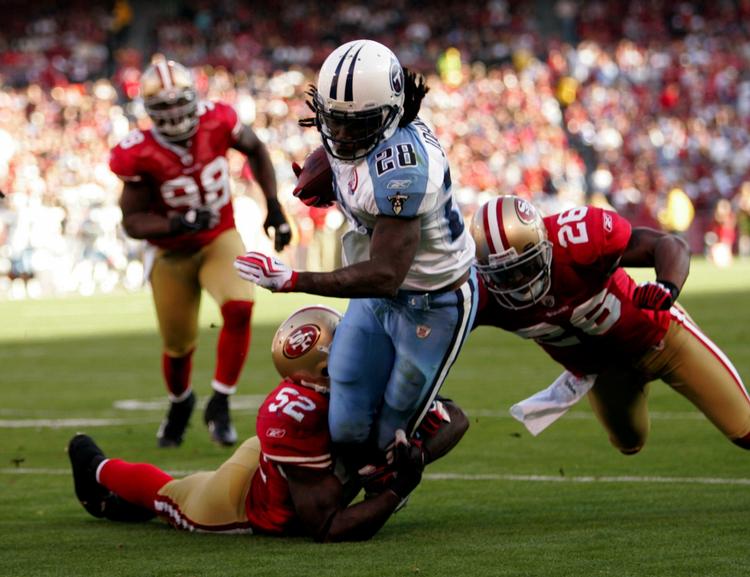 Titans-spilleren Chris Johnson bliver nedlagt af de Patrick Willis og Mark Roman fra San Francisco. 