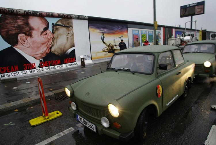 Trabi. Den legendariske østtyske bil Trabant udstilles i anledning af 20-året for Berlinmurens fald. 