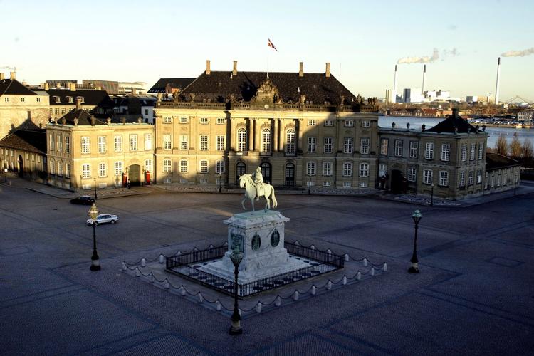 foreløbig Adgang forbudt. Kronprinseparret har inviteret en række yngre kunstnere indenfor i Frederik VIII's Palæ. Udsmykningsprojektets samlede pris er 22 mio. kr. Politiken har bedt hoffet om adgang til at se kunstnerne arbejde, men fik afslag. Derfor må vi pænt blive på slotspladsen indtil februar, hvor offentligheden inviteres indenfor. Arkivfoto: Thomas Borberg 